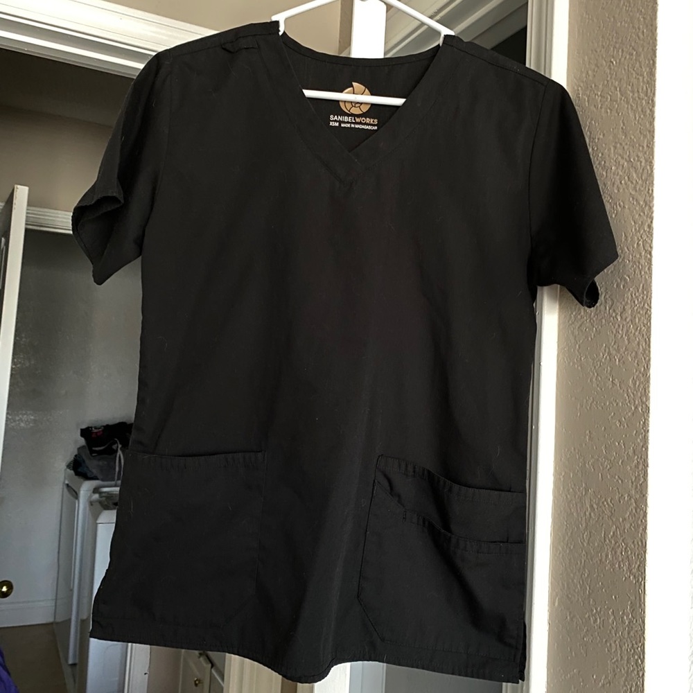 Gray men’s/unisex scrub top